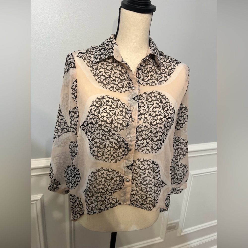 Skull Heart Novelty Print Sheer 3/4 Sleeve Shirt-Tail Hem Shirt Size Medium